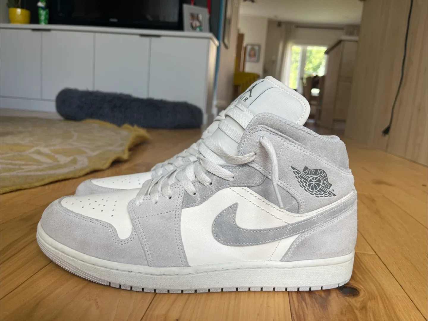 White grey Jordan 1 image indicator(3)