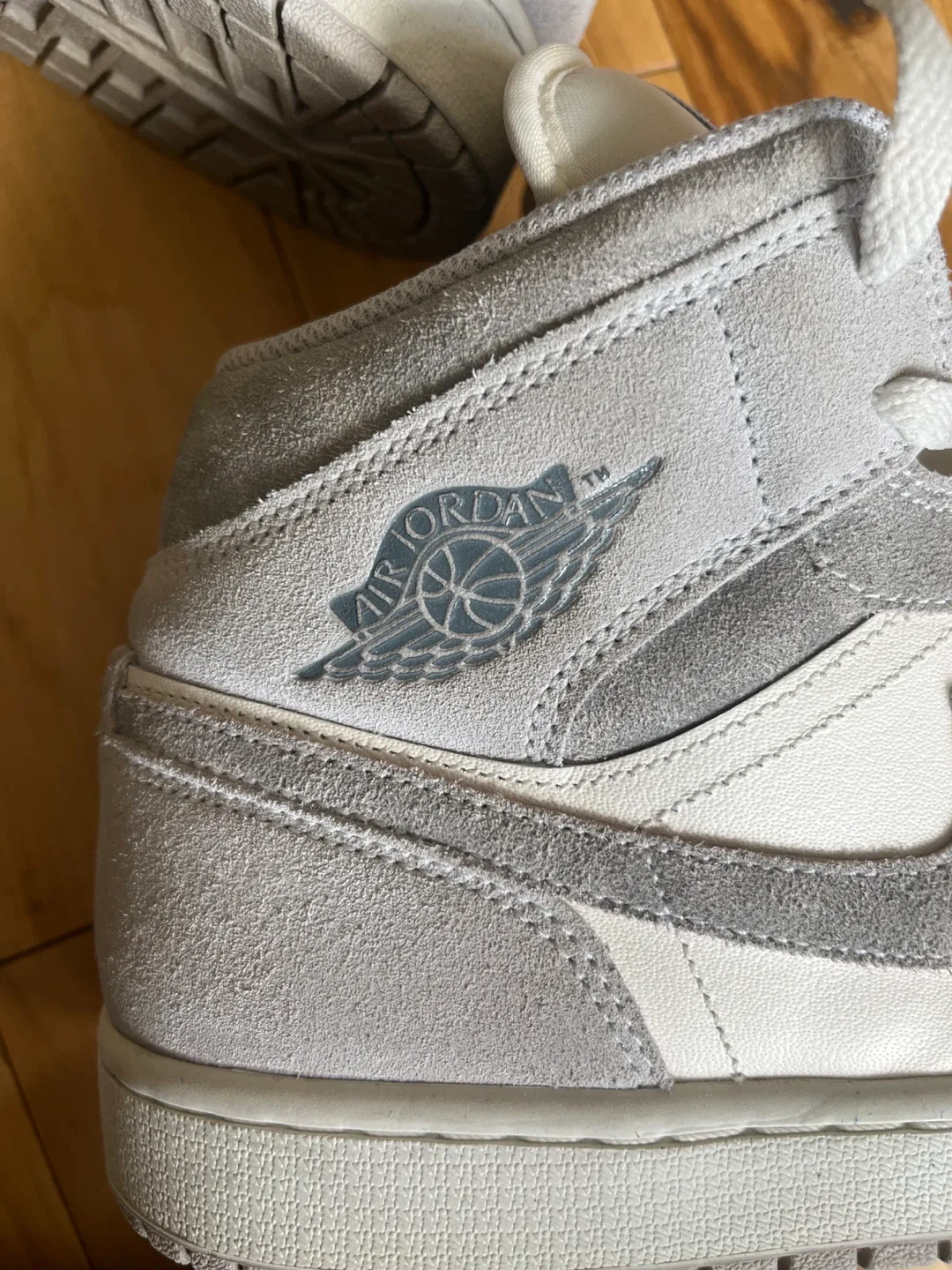 White grey Jordan 1 image indicator(2)