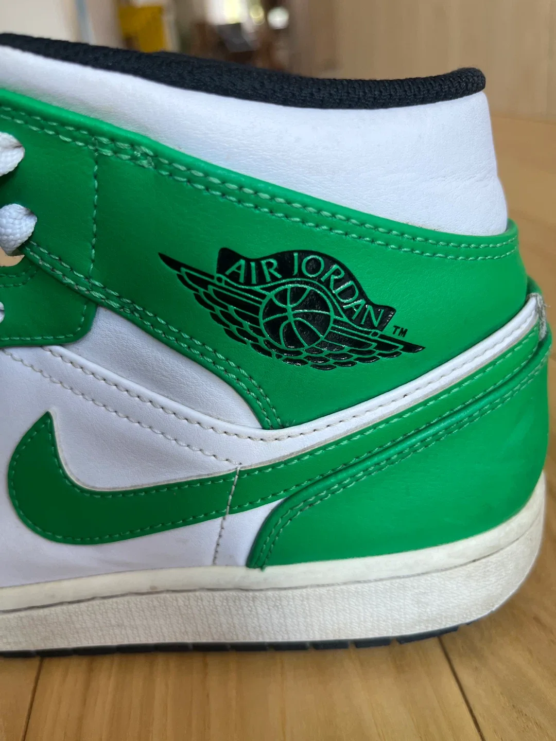 Jordan 1 Green & white image indicator(3)