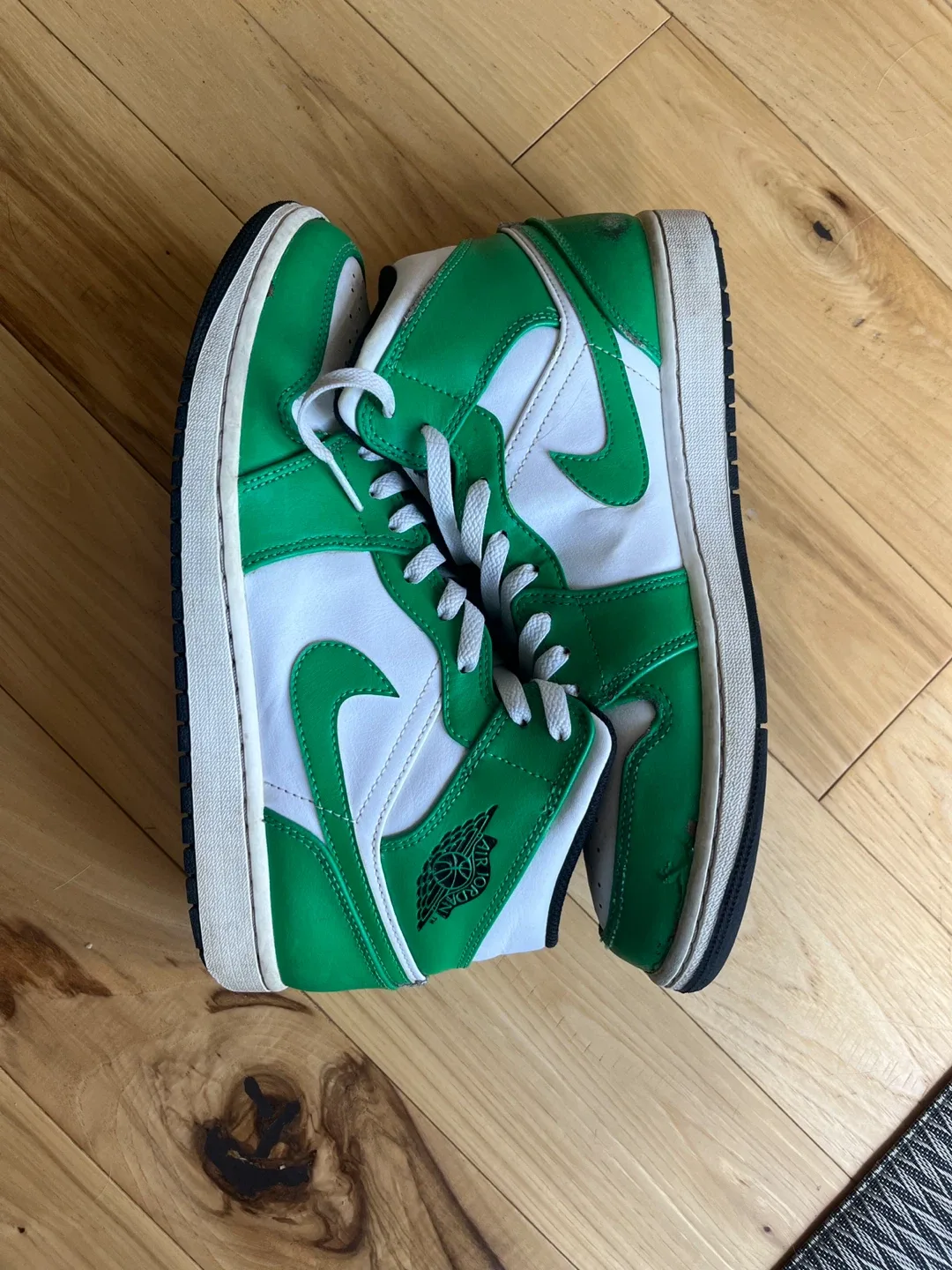 Jordan 1 Green & white image indicator(2)