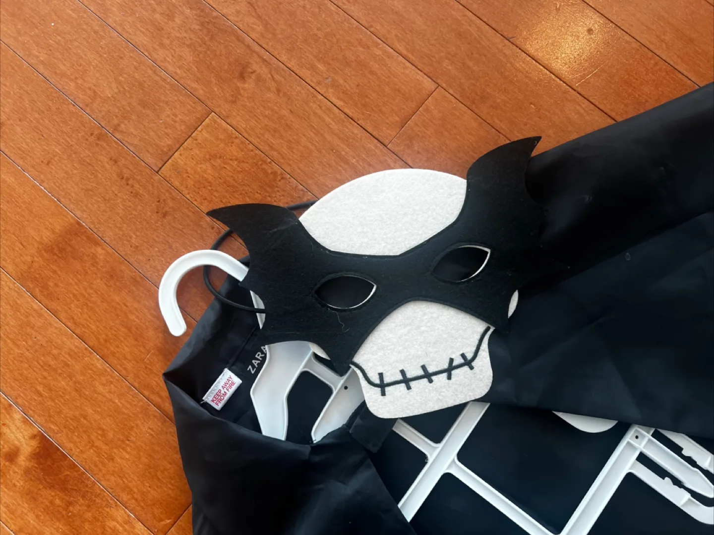 Zara Kids Halloween Costume - Cape & Mask image indicator(3)