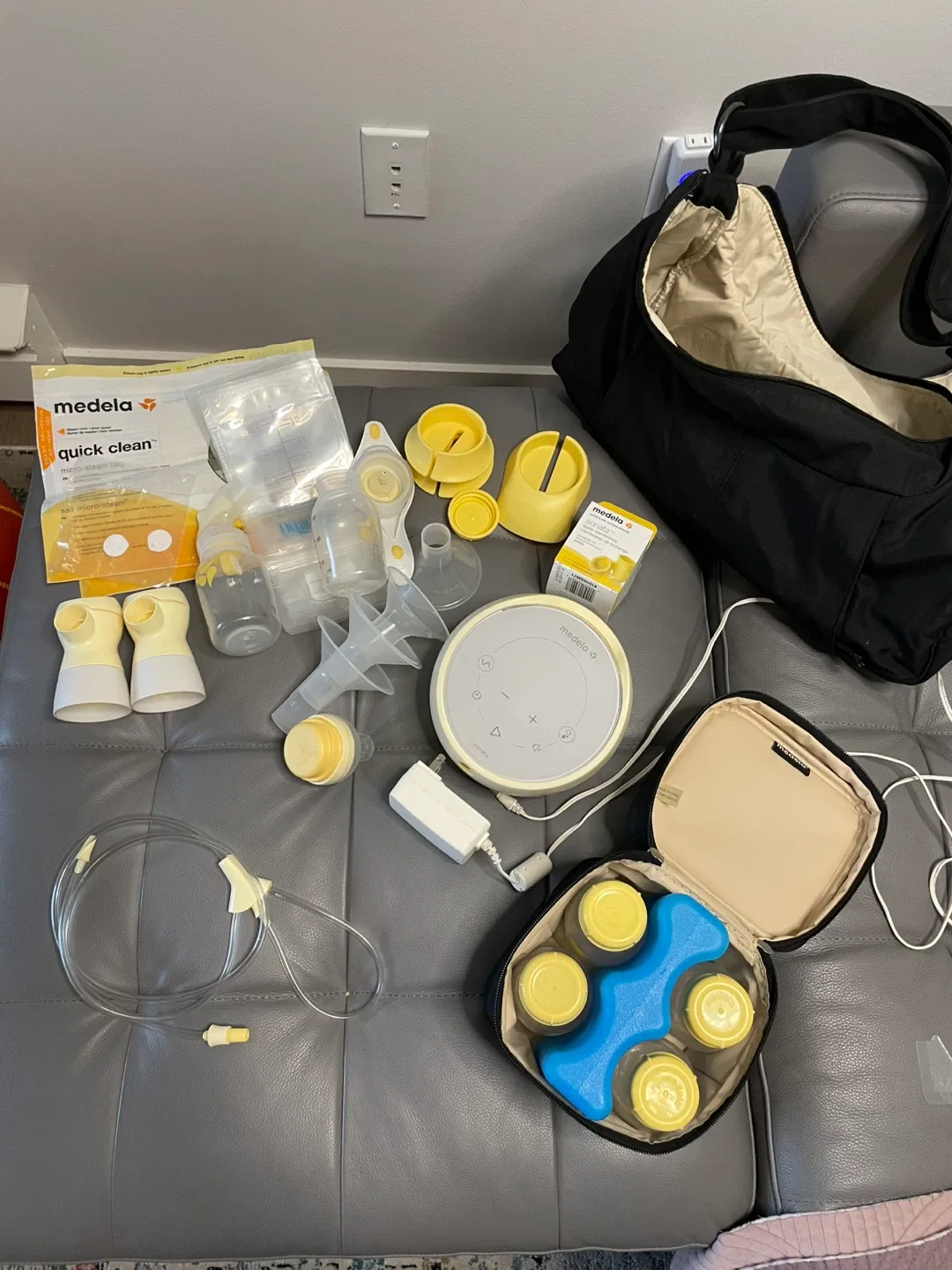 Medela Breast Pump Set with Accessories image indicator(2)