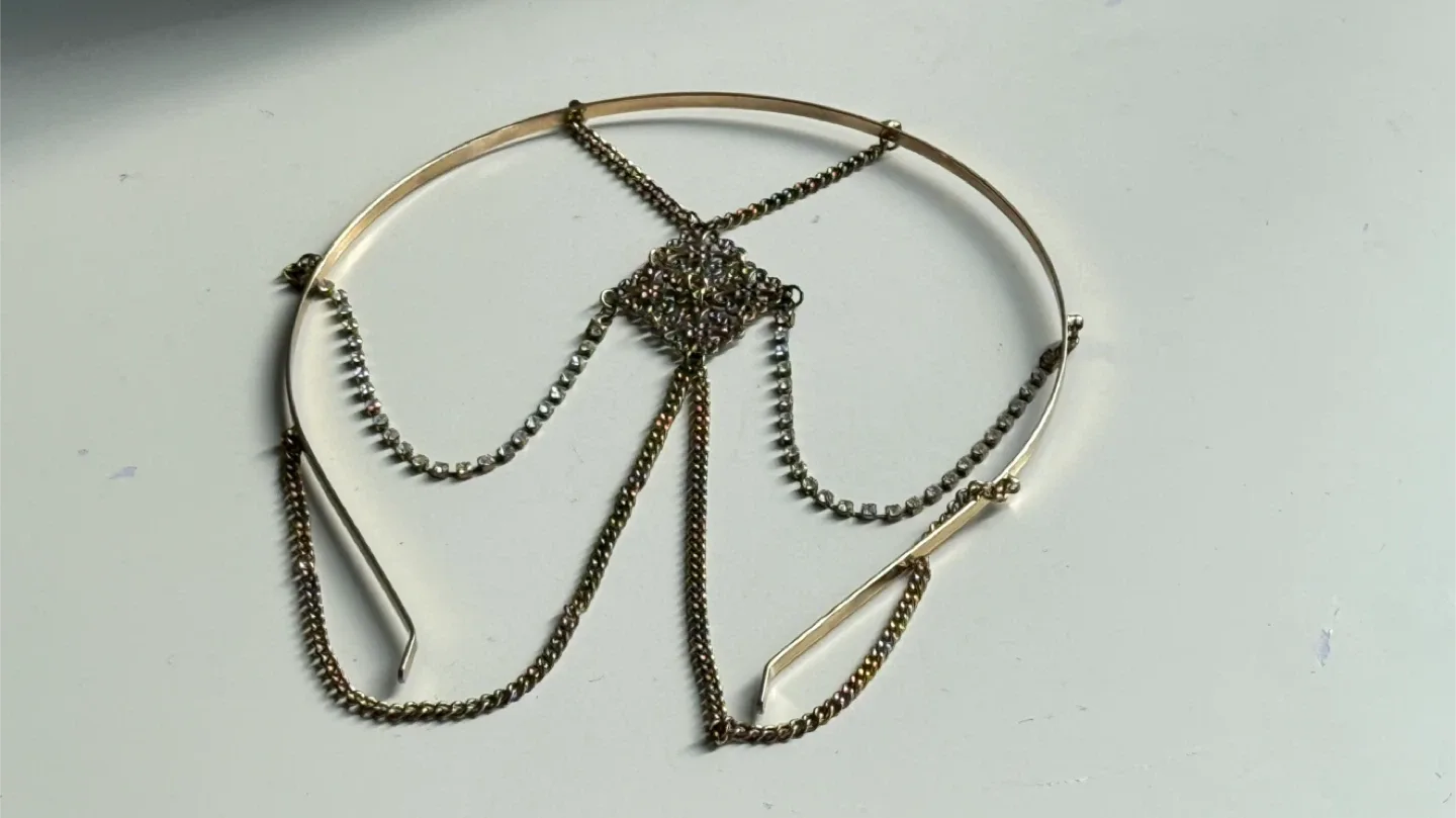 Gold tone headpiece with chain detail image indicator(4)