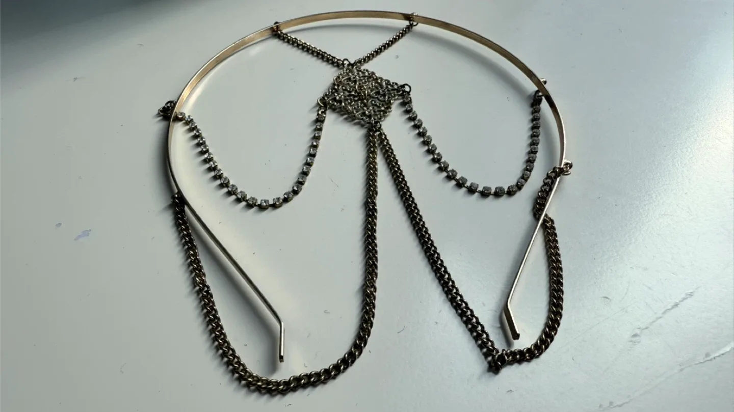 Gold tone headpiece with chain detail image indicator(3)