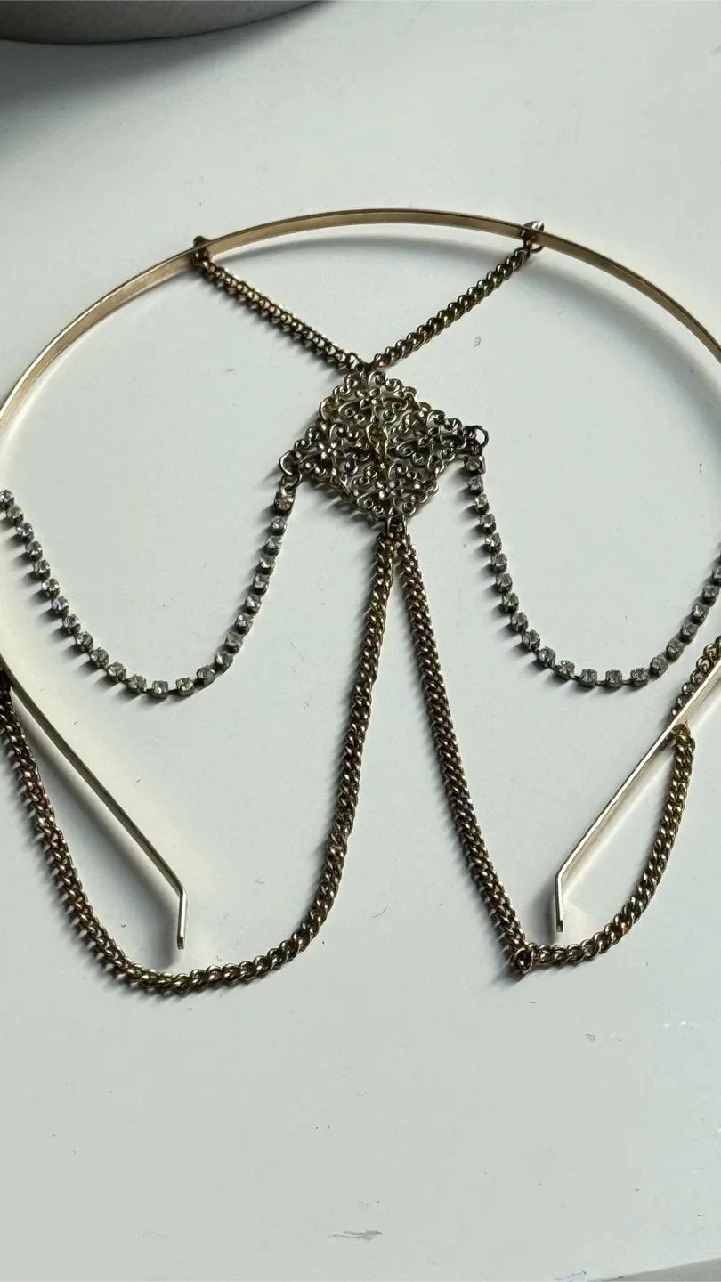 Gold tone headpiece with chain detail image indicator(5)