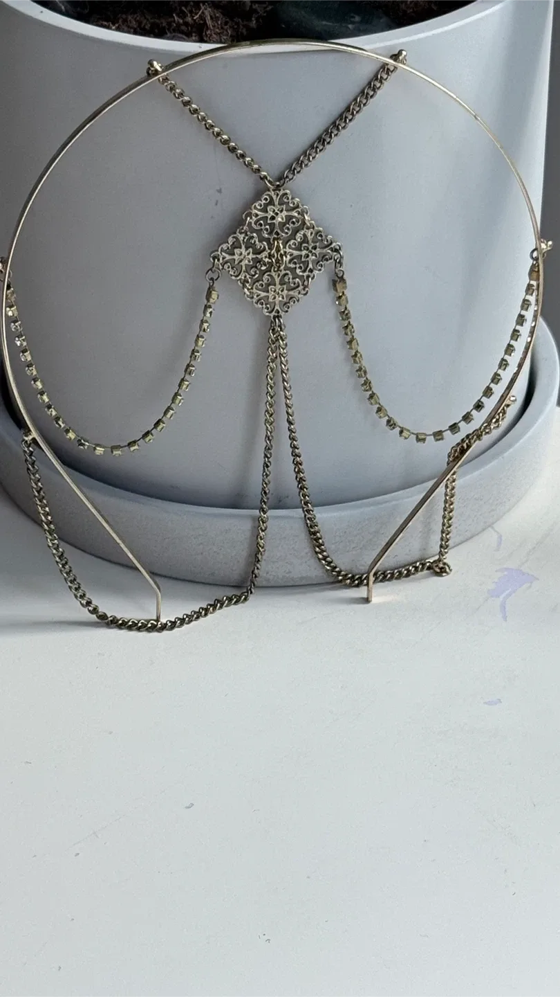 Gold tone headpiece with chain detail image indicator(2)