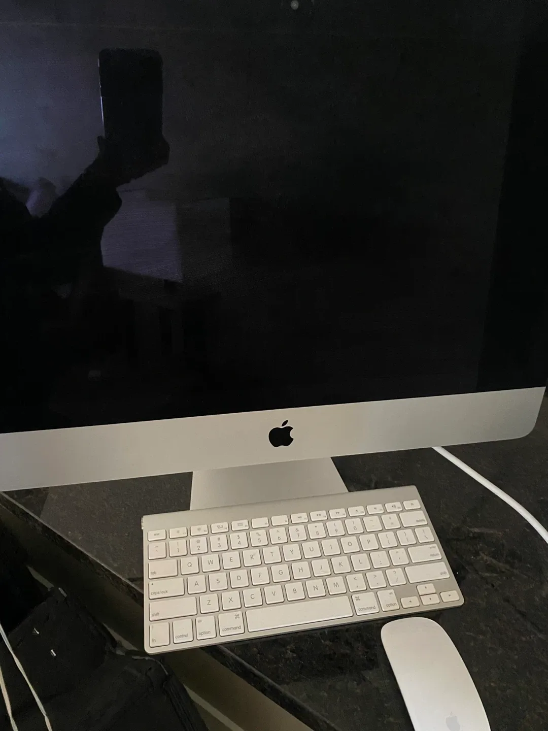 Apple iMac with Keyboard and Mouse thumbnail