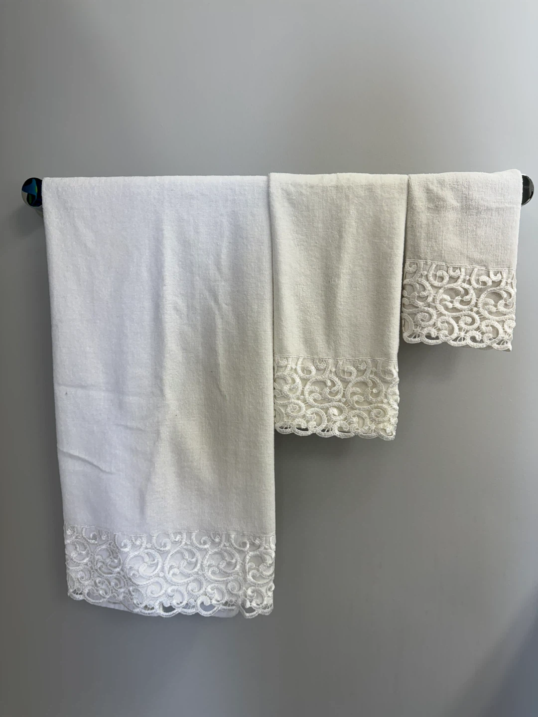 Lace Trimmed Bath Towel Set - 3 Piece - photo 2