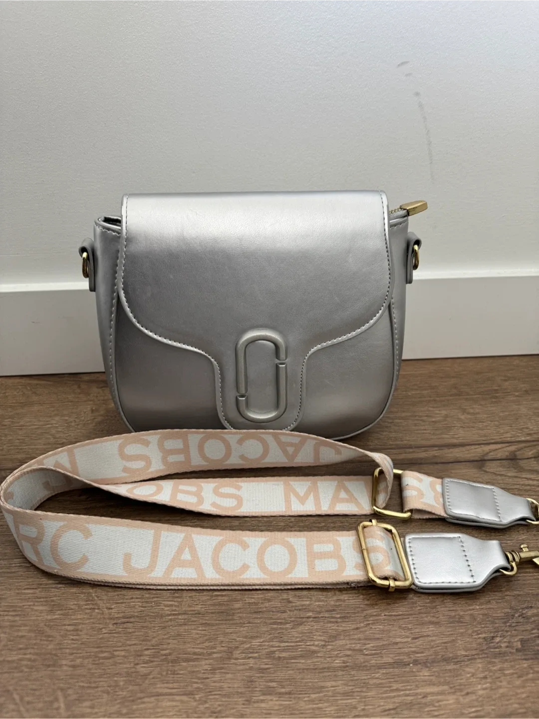 Marc Jacobs Metallic Silver Crossbody Bag image indicator(7)