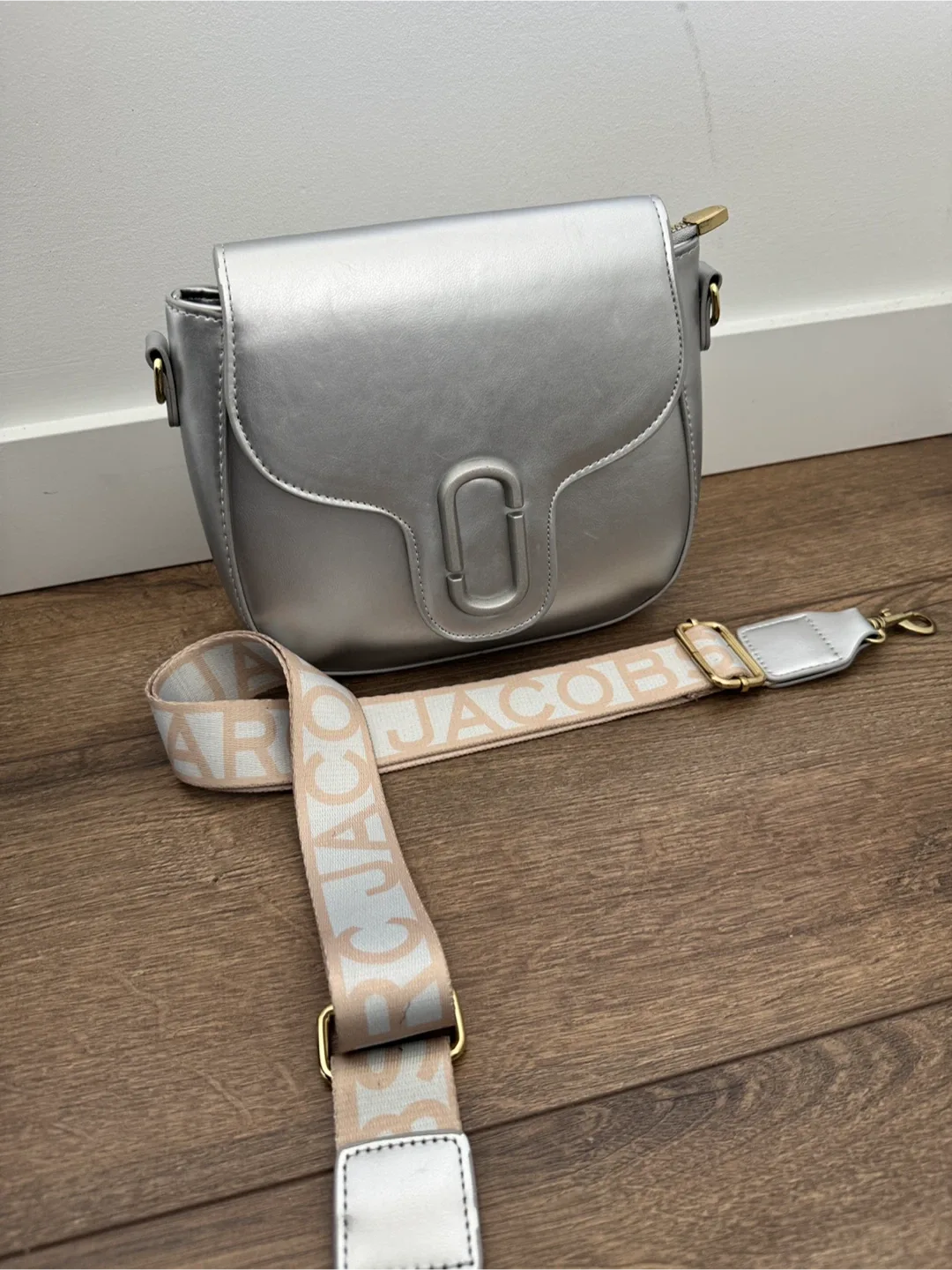 Marc Jacobs Metallic Silver Crossbody Bag image indicator(10)