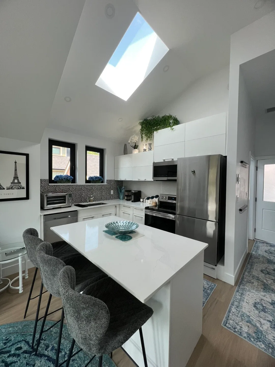 New coach house for rent image indicator(3)