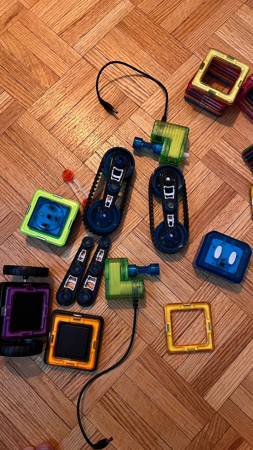 GeoSmart Moon Lander Magnetic Construction Set image indicator(2)