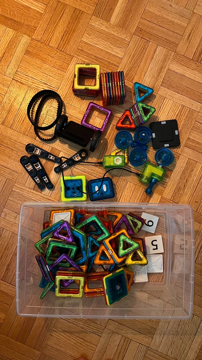 GeoSmart Moon Lander Magnetic Construction Set image indicator(3)