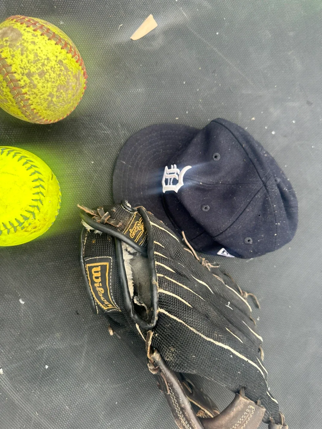 Wilson A2000 Baseball Glove & Detroit Tigers Hat image indicator(5)