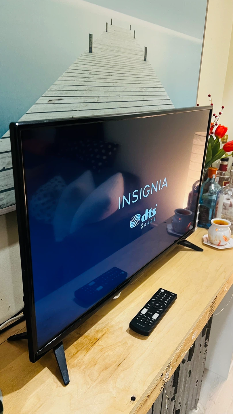 Insignia 32" LED TV - photo 2