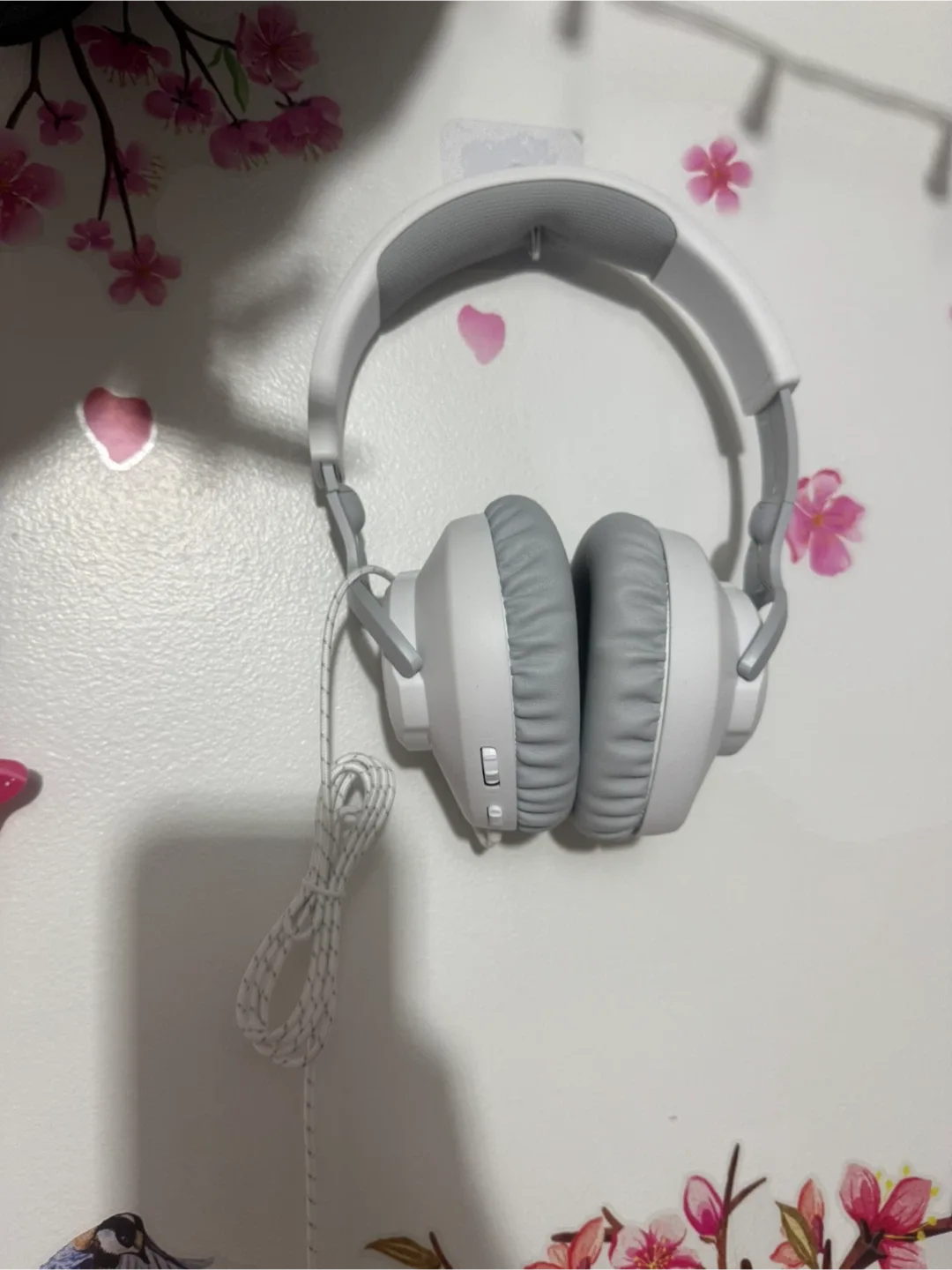 White & Gray Headphones thumbnail