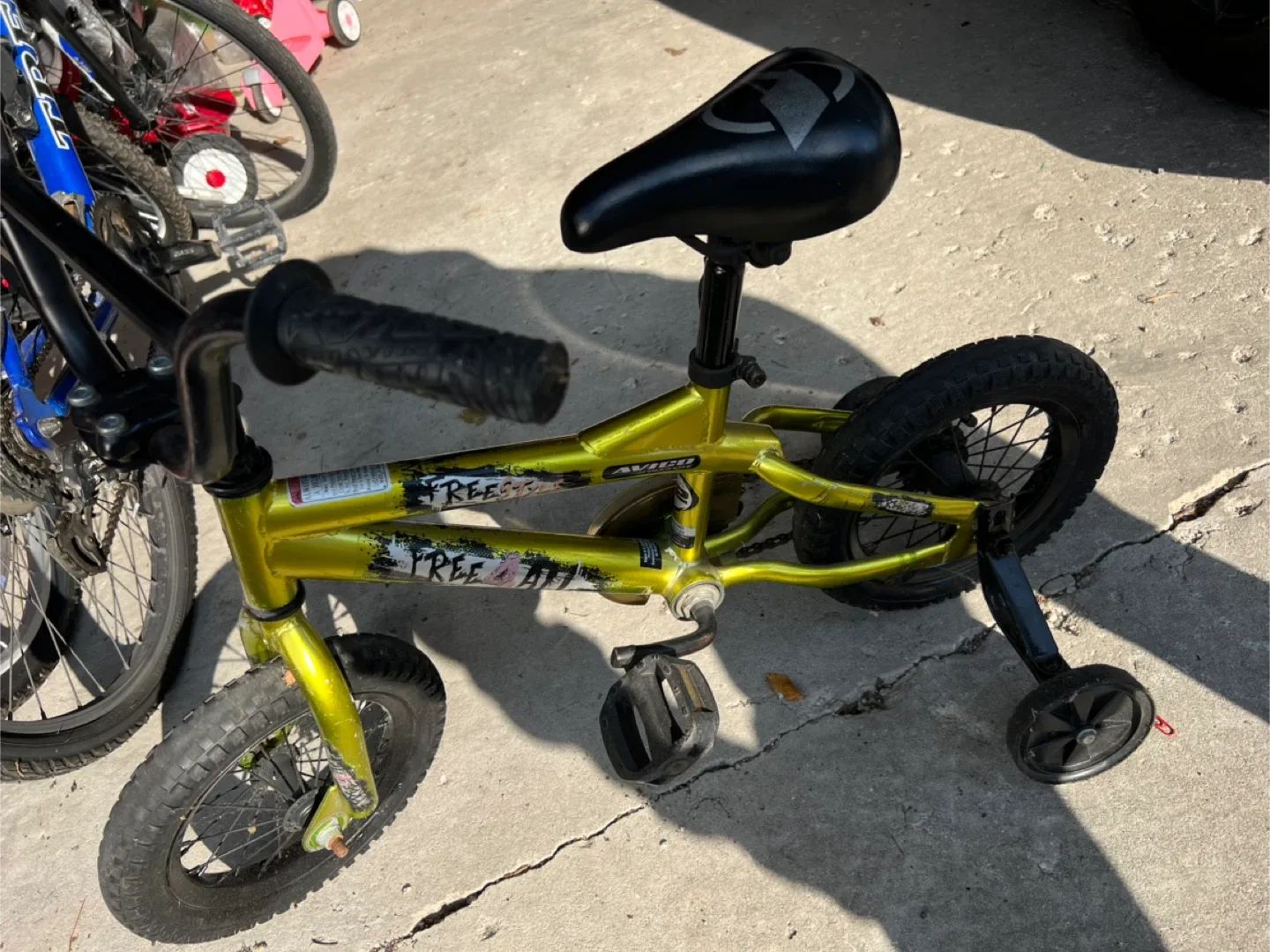 Avigo 12" Kids Bike - Training Wheels Included image indicator(2)