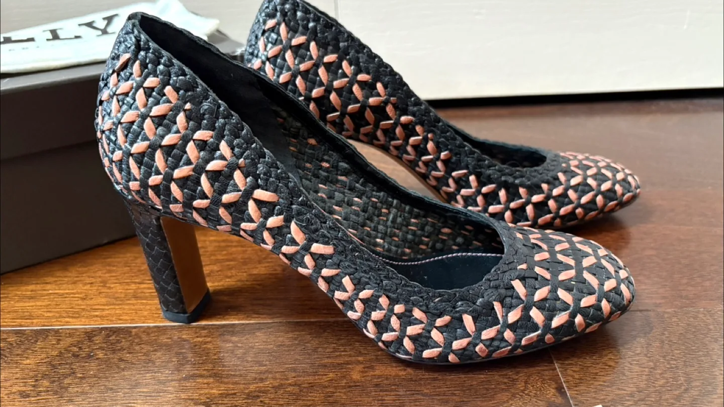 Italy 🇮🇹 Bally Woven Leather Heels - Size 37 image indicator(3)