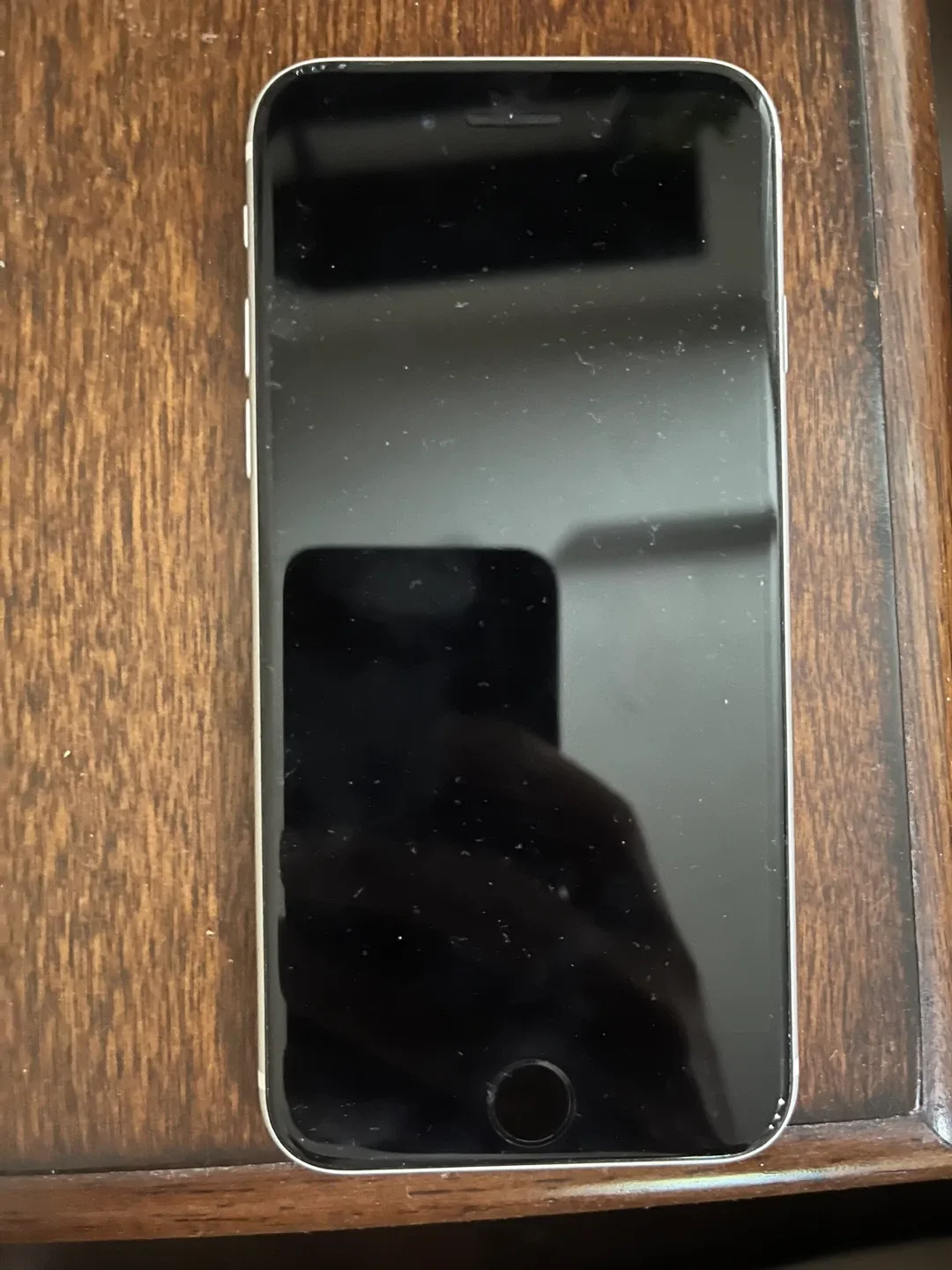 White iPhone SE (2nd) image indicator(2)