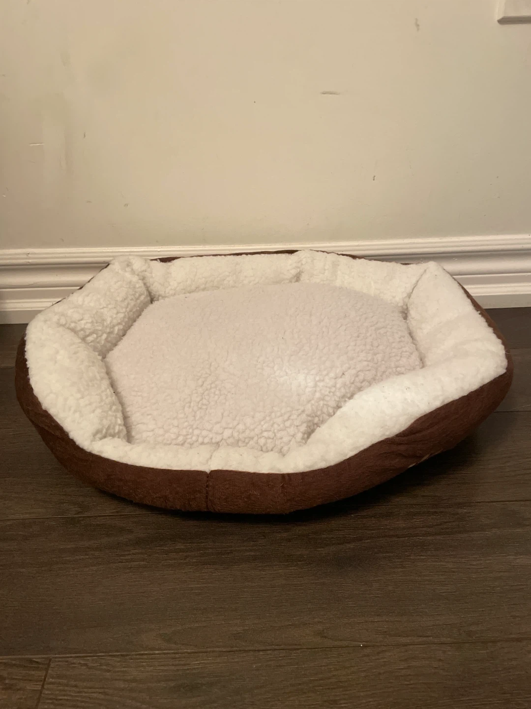 Free small Cozy Pet Bed - Brown & White