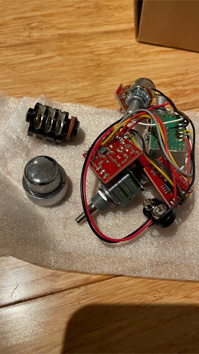 Glockenklang Onboard Bass Preamp - 3-Band image indicator(3)