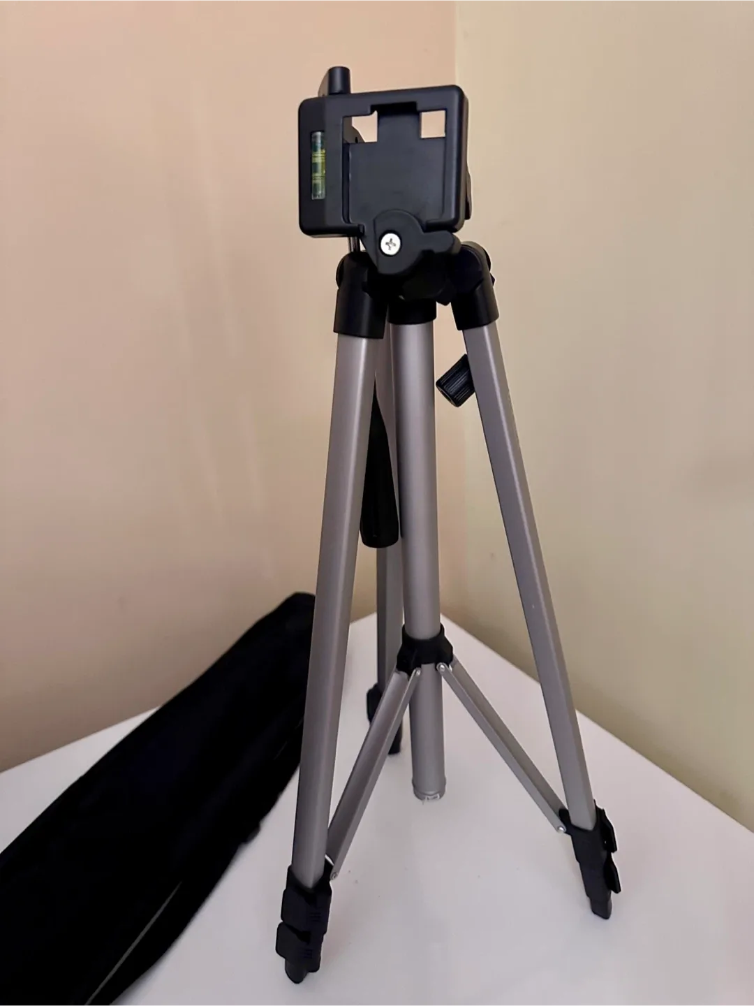 Silver Tripod with Carry Bag image indicator(2)