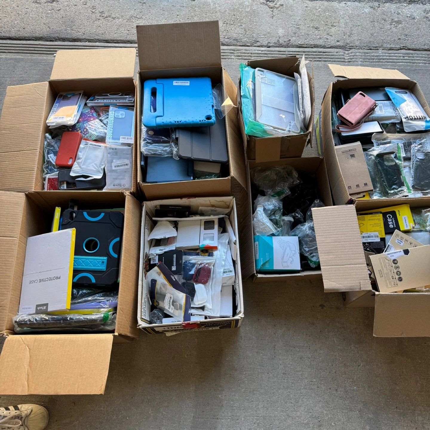 Wholesale Lot – Approx. 380 Brand New iPad & Mobile Cases ….