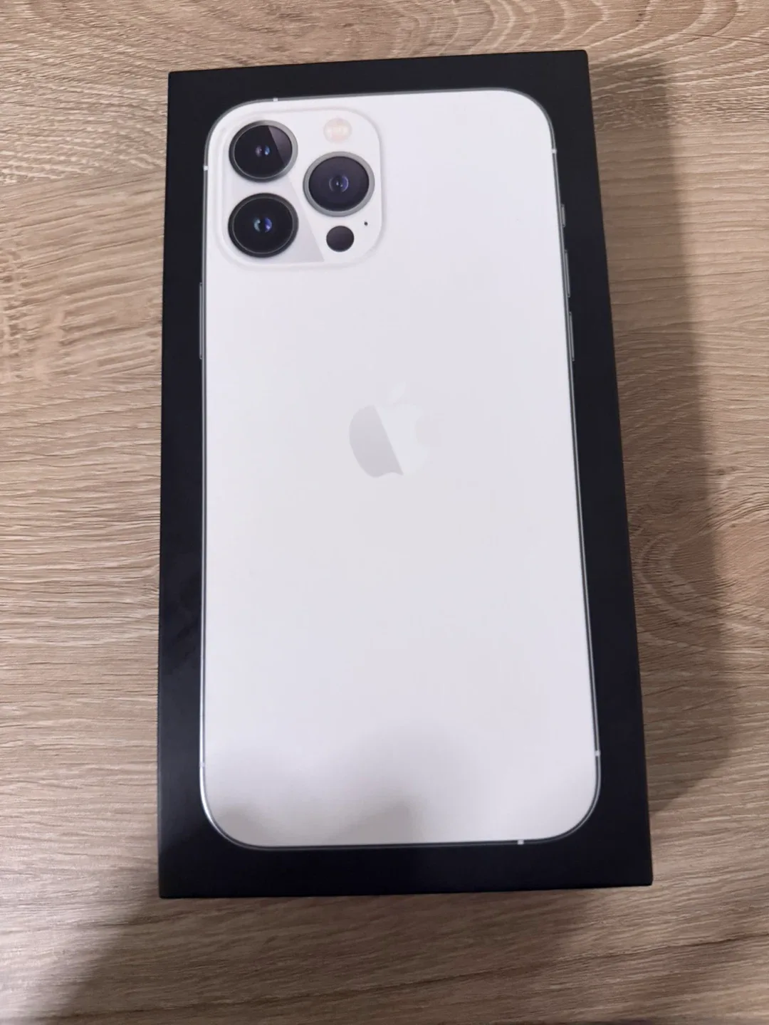 iPhone 13 Pro Max Silver in Box + Casetify phone case image indicator(4)