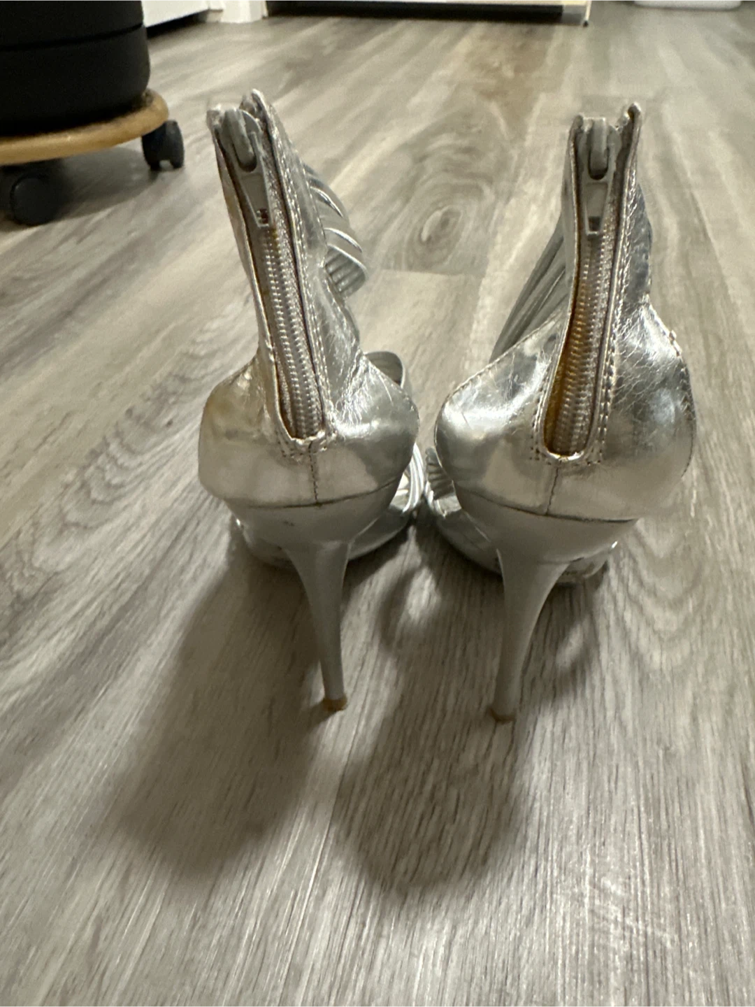 Free - Size 7 Michel Bordeaux Silver Heels - photo 3