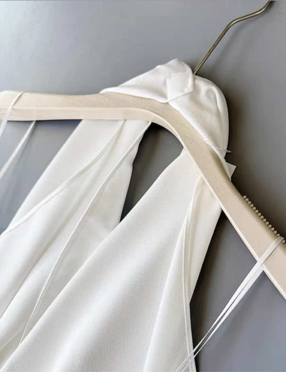 Sleeveless Vest with Halter Neck and Swing Neckline for Spring image indicator(5)