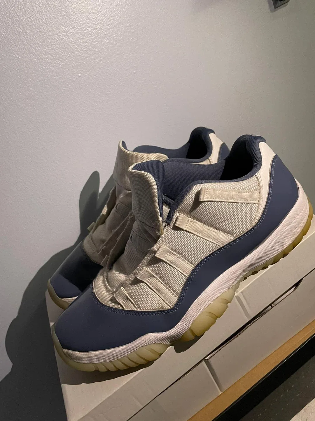 Air Jordan 11 Retro Low Bleached Coral image indicator(2)