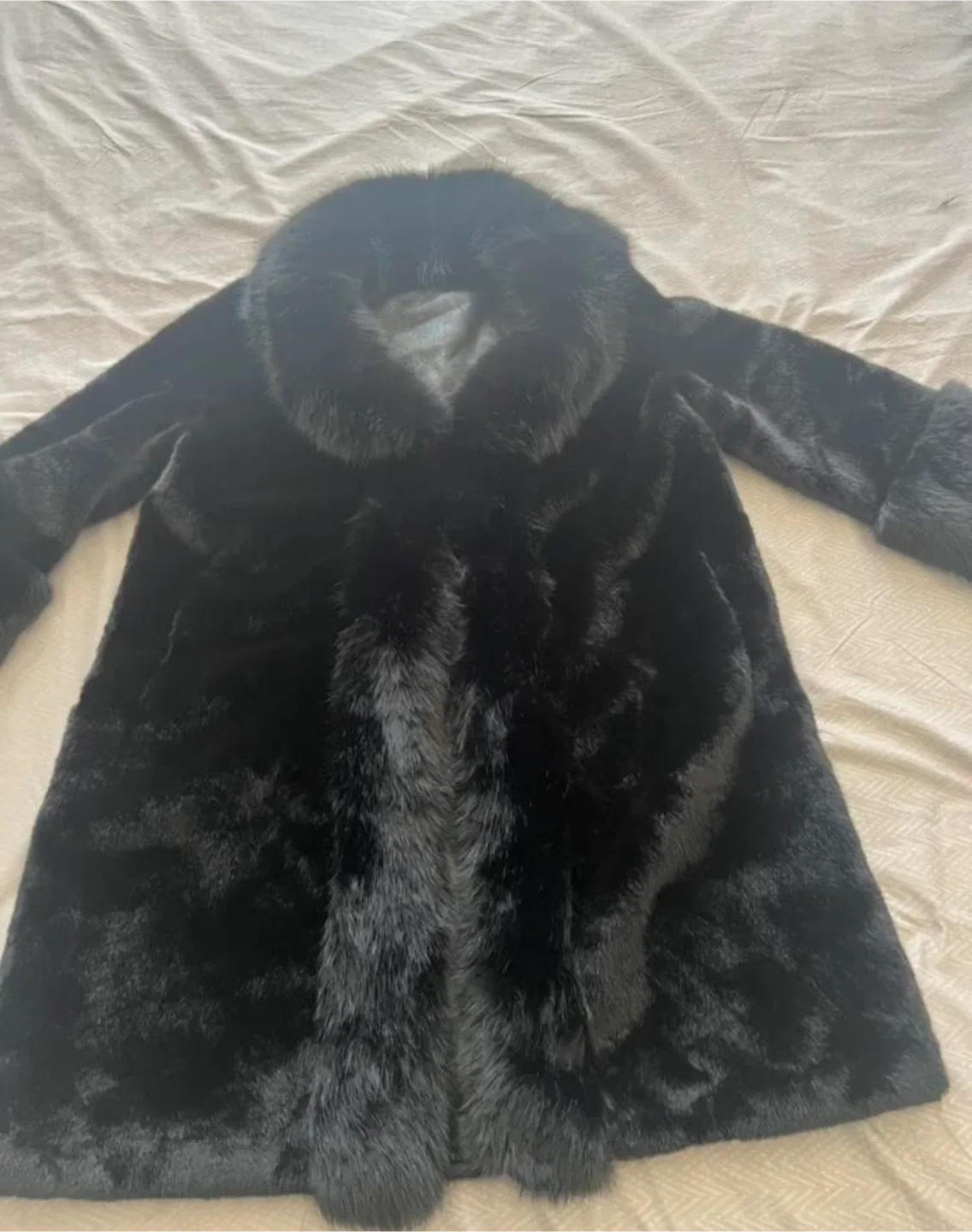 Elegant plush faux fur coat image indicator(3)