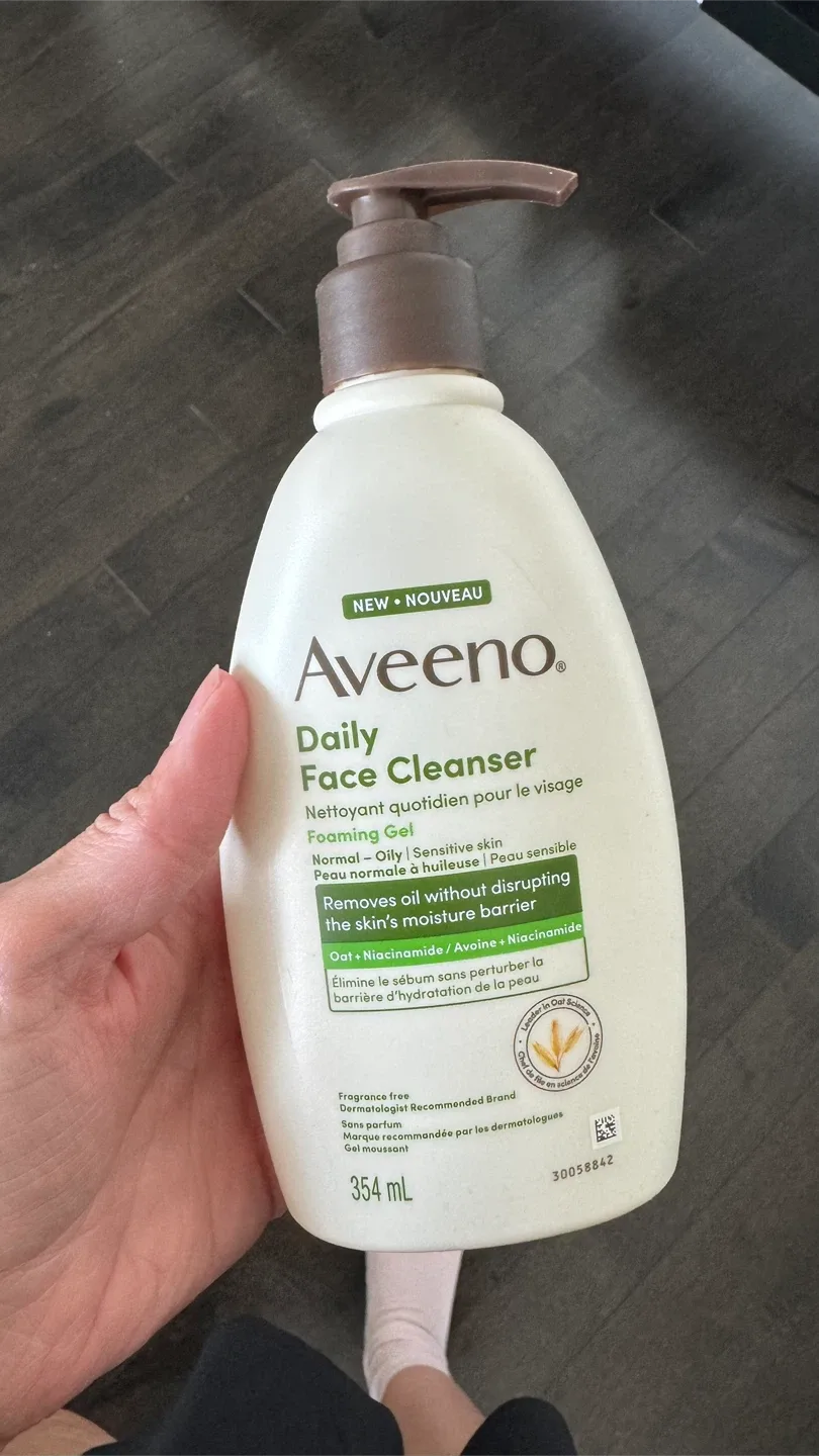 Aveeno Daily Face Cleanser Foaming Gel thumbnail