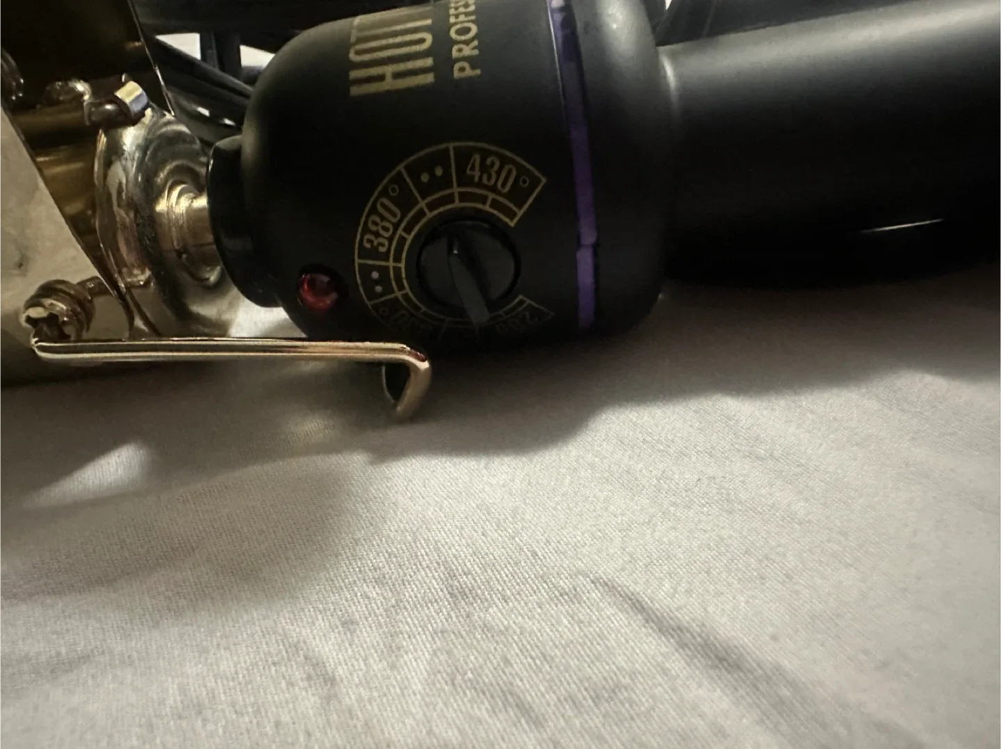 Hot Tools Pro Artist 1 1/4" Curling Iron image indicator(3)