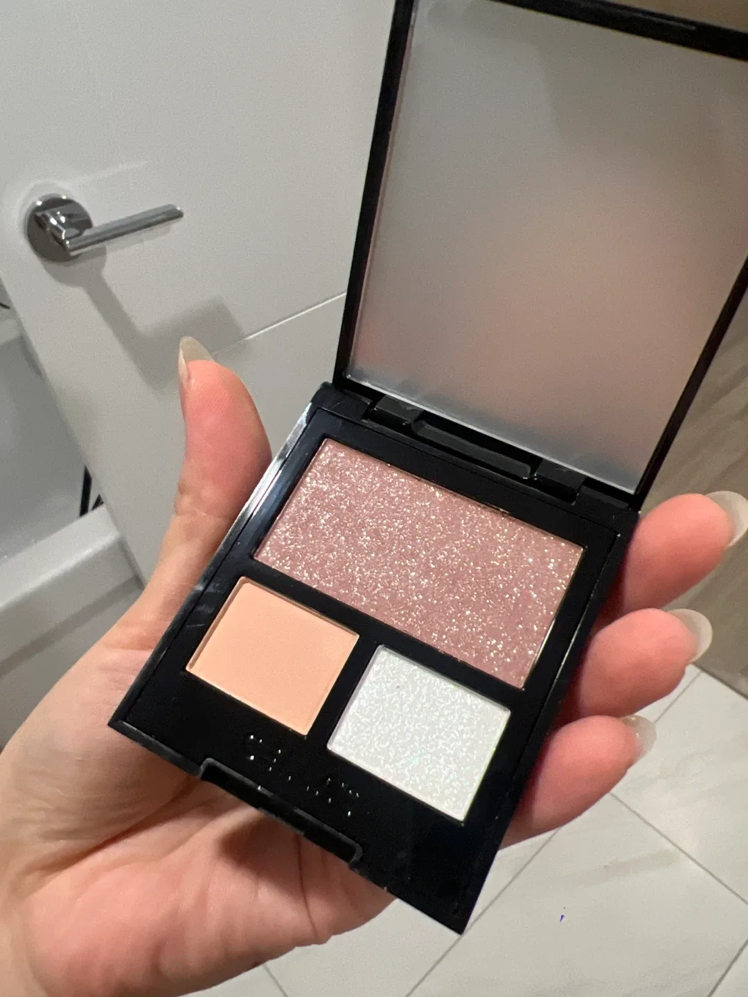 Gella's Ethereal Shimmering Crystal Eyeshadow Palette image indicator(3)