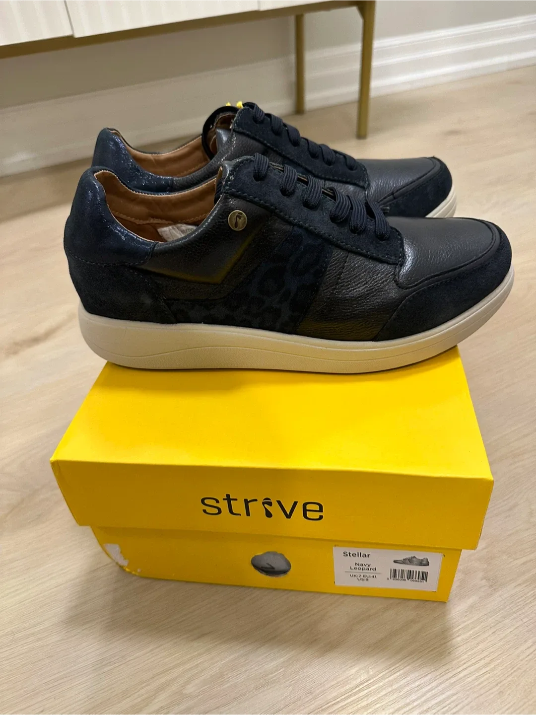 New-women’s Navy Leopard Shoes size 9 image indicator(4)