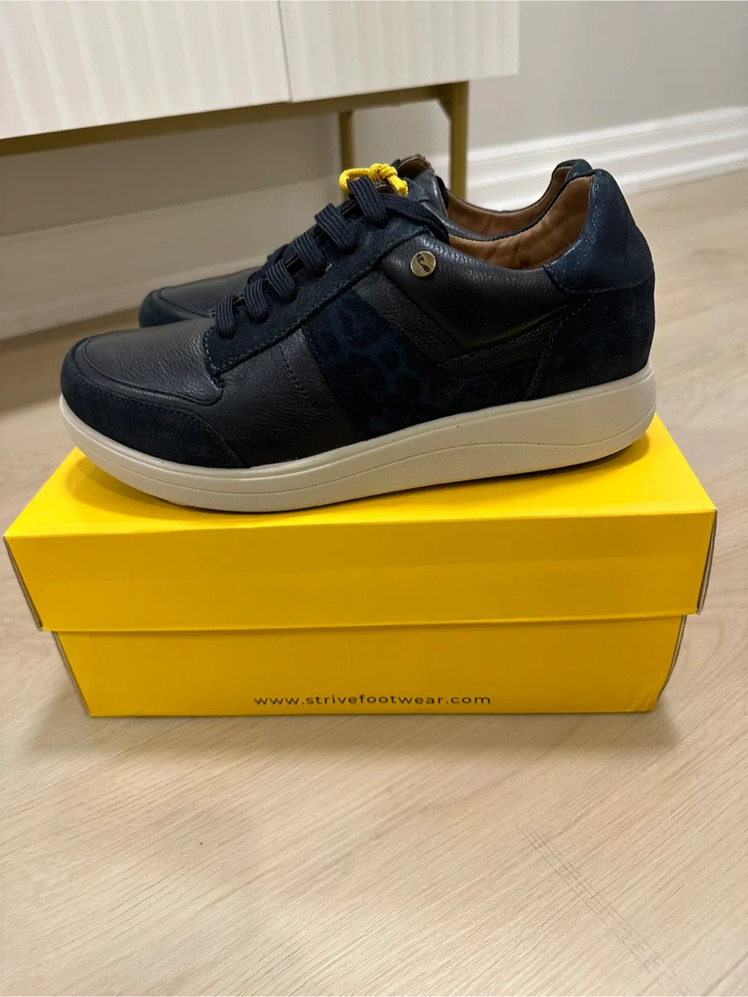 New-women’s Navy Leopard Shoes size 9 image indicator(5)