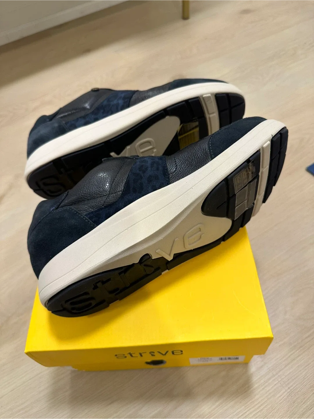 New-women’s Navy Leopard Shoes size 9 image indicator(3)