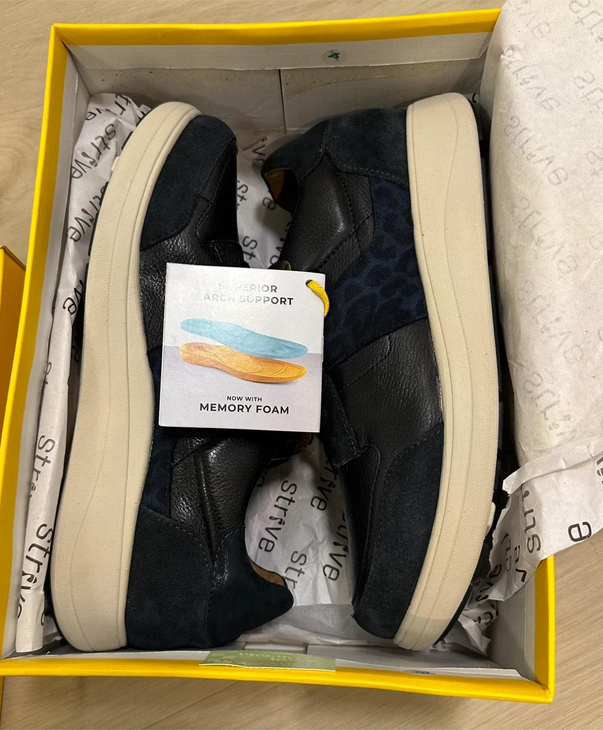 New-women’s Navy Leopard Shoes size 9 image indicator(6)