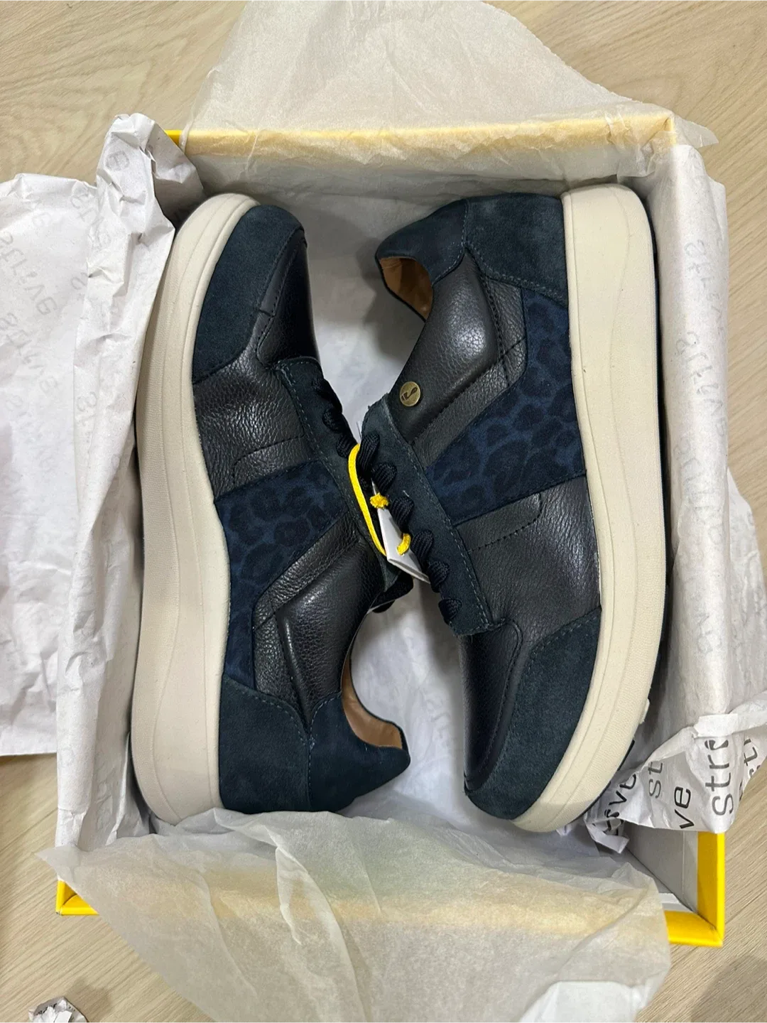 New-women’s Navy Leopard Shoes size 9 image indicator(2)