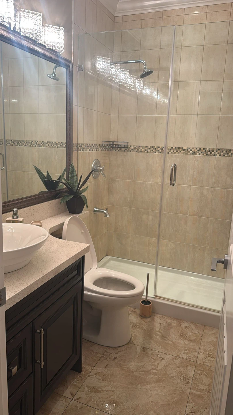 Private room with private bathroom available for rent - photo 4