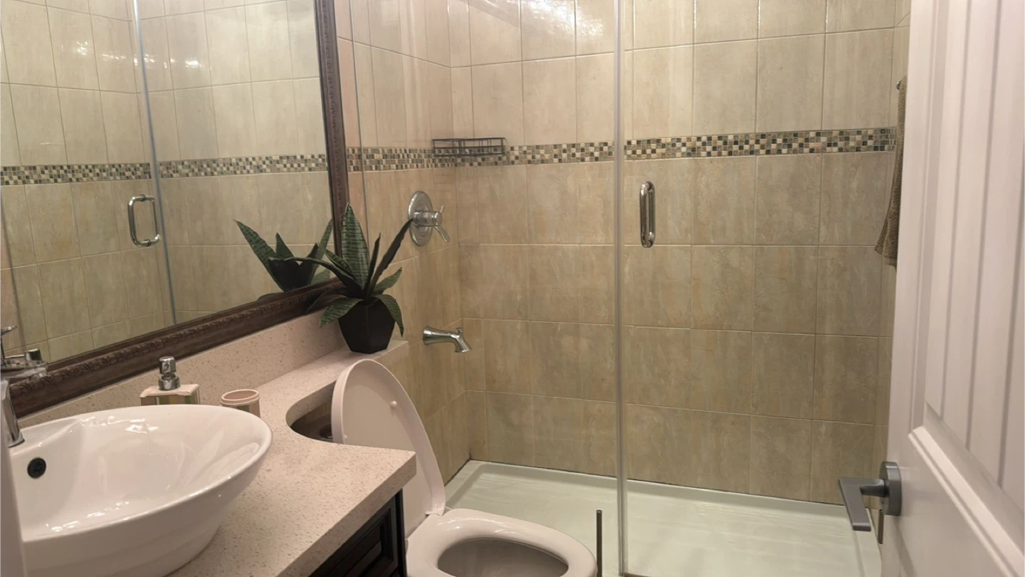 Private room with private bathroom available for rent - photo 2
