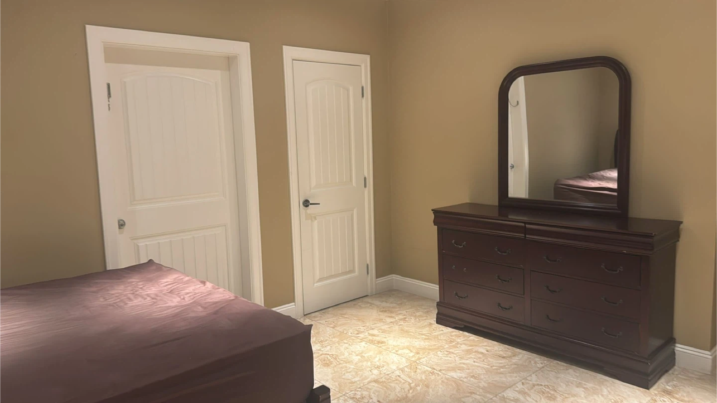 Private room with private bathroom available for rent - photo 3