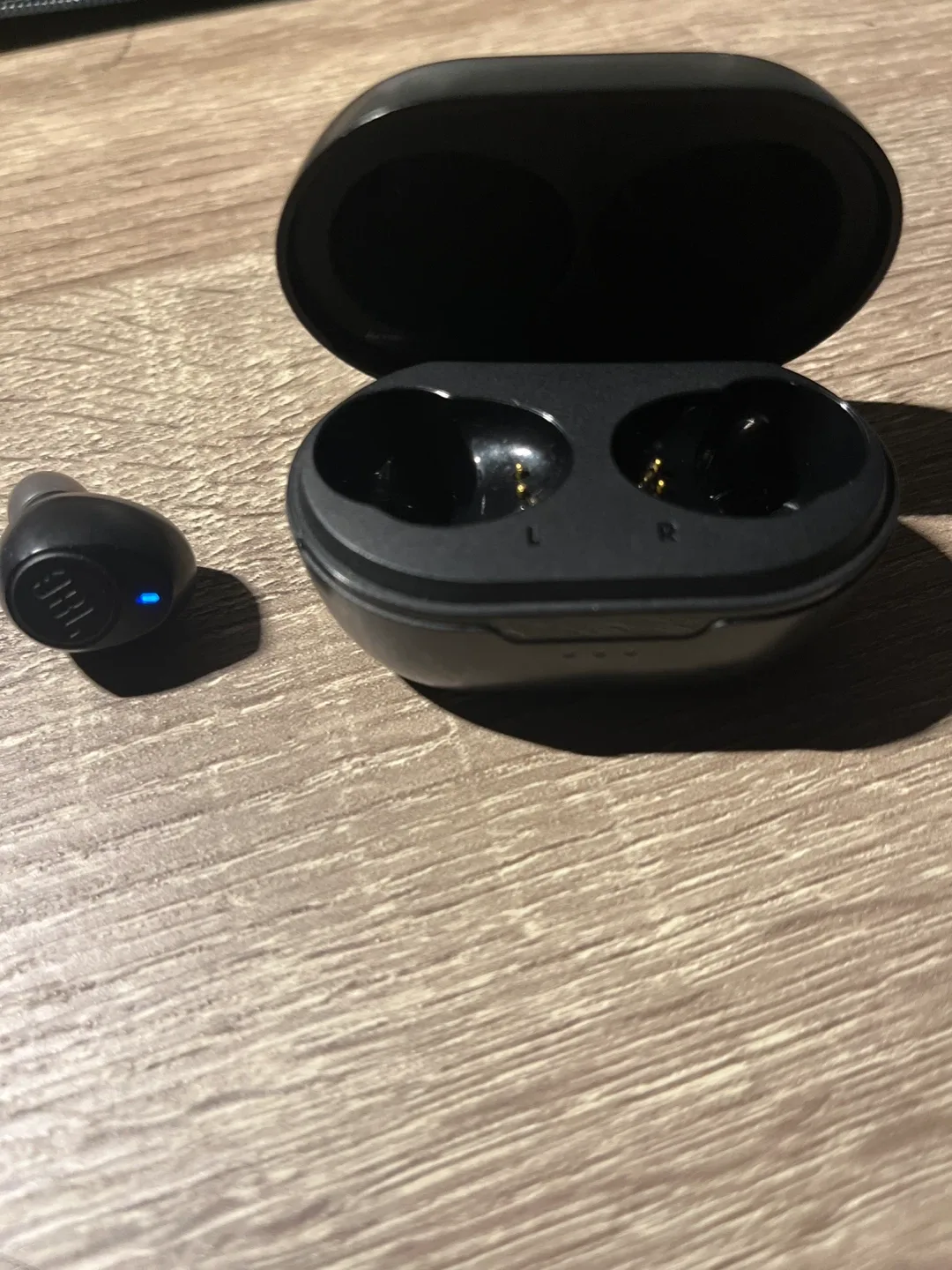 JBL Wireless Earbuds with Case image indicator(2)