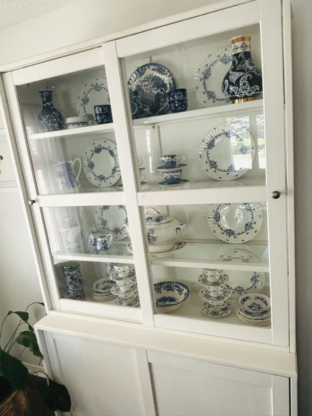 White buffet/hutch image indicator(3)