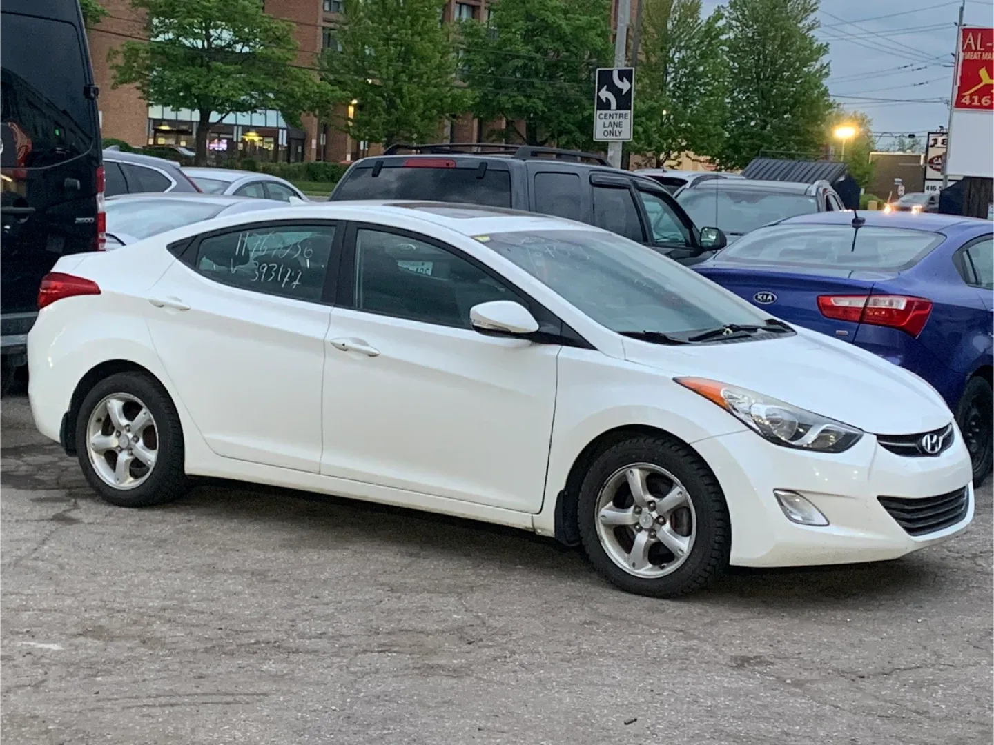 2013 Hyundai Elantra LIMITED edition- White Sedan image indicator(2)