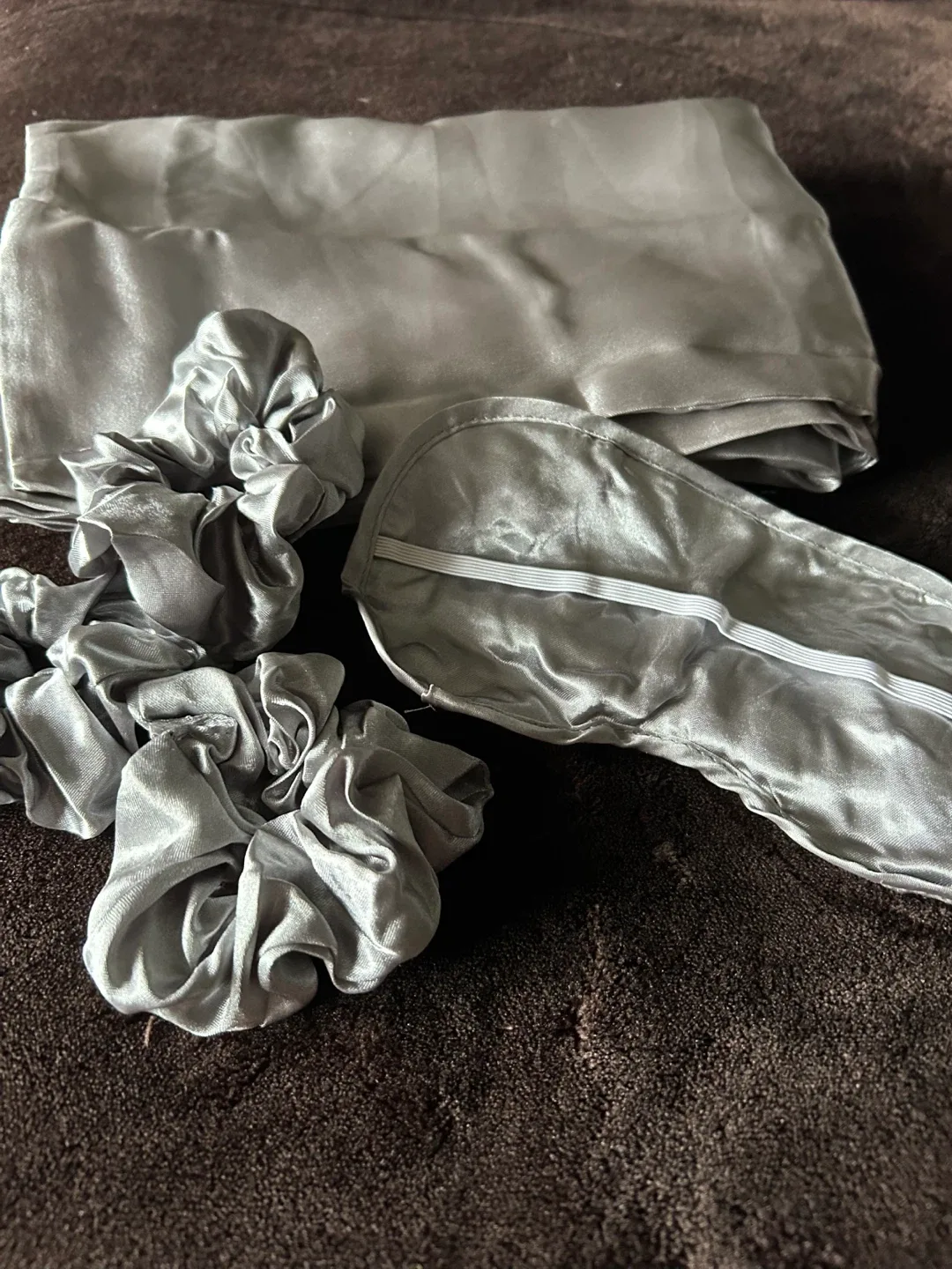 Swift Home 6-Piece Satin Pillowcases, Eye Mask & Scrunchie Set image indicator(3)