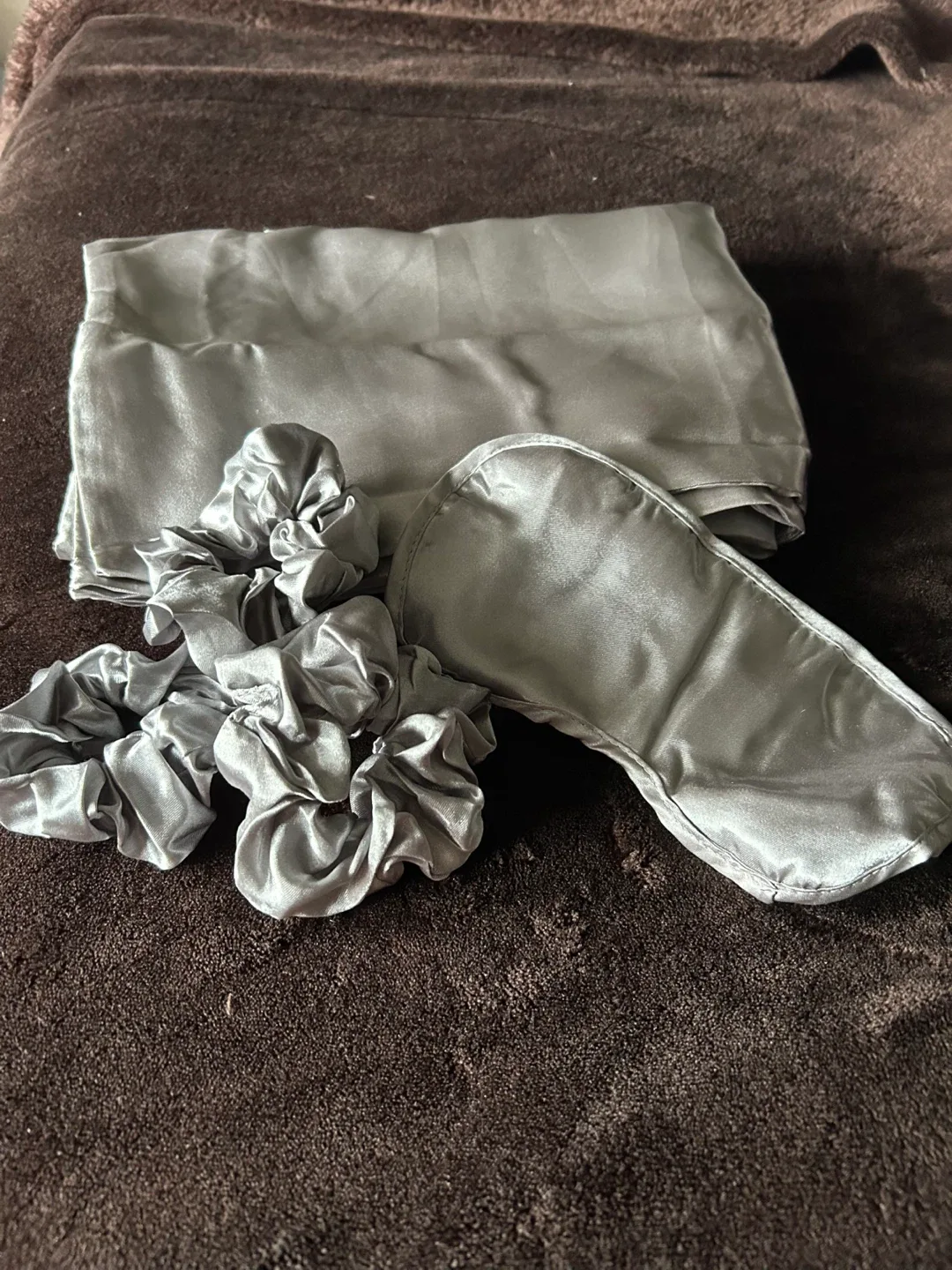 Swift Home 6-Piece Satin Pillowcases, Eye Mask & Scrunchie Set image indicator(2)