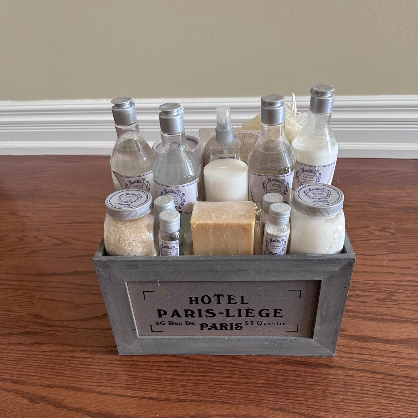 Bathroom toiletries set in a wooden crate - photo 5