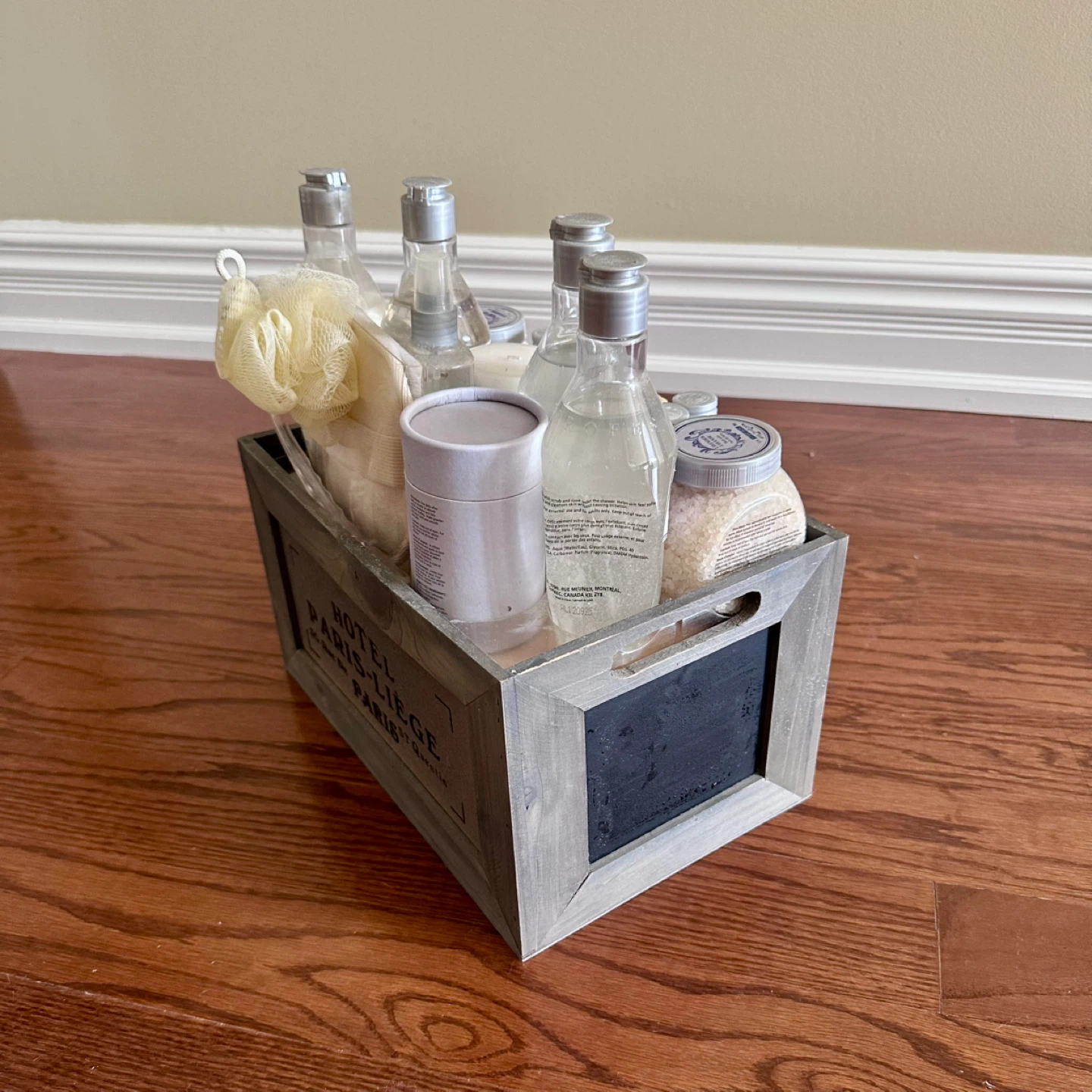 Bathroom toiletries set in a wooden crate - photo 3